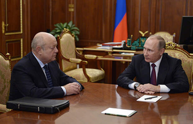 Директор Службы внешней разведки РФ Михаил Фрадков и президент России Владимир Путин во время встречи в Кремле