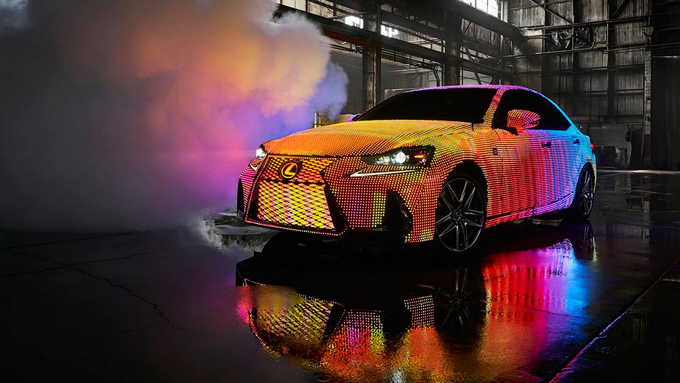 Кузов Lexus IS покрыли 42 тысячами светодиодов