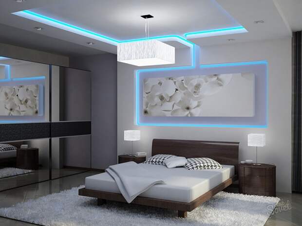 Симпатичный интерьер спальной облагорожен с помощью нежной светло-голубой светодиодной подсветке.