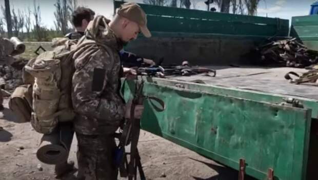 Для вывоза сдаваемого боевиками оружия к заводу «Азовсталь» подгоняют грузовики
