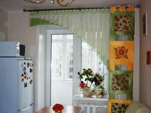 Короткие шторы в кухне. 
