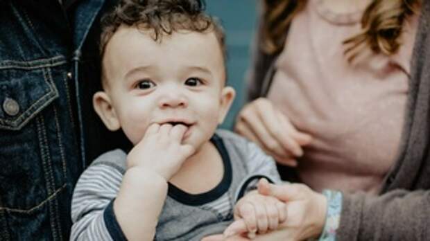 Семья с ребенком / Фото: unsplash.com / Kelly Sikkema