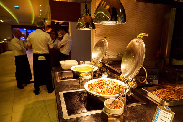 Россиянка предостерегла туристов от семи блюд на шведском столе в отелях Египта