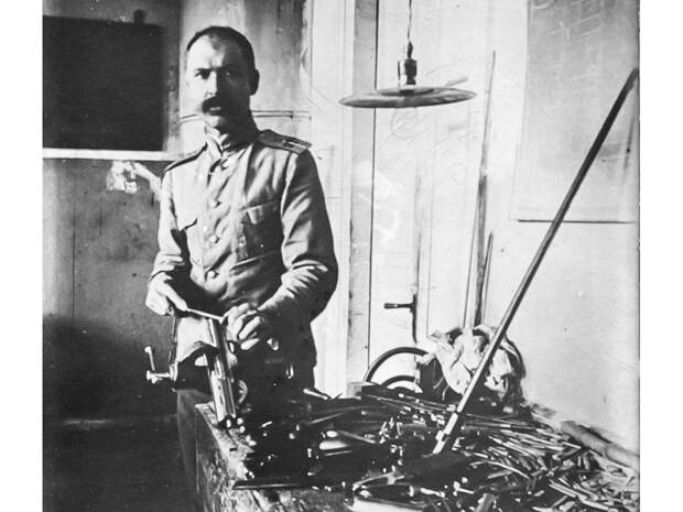 Во время работы на на Сестрорецком оружейном заводе, 1908 год Пресс-служба Тульского государственного музея оружия