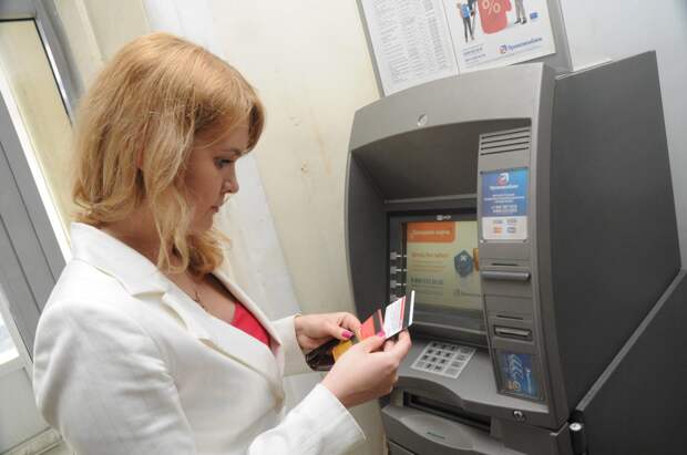 В банках объяснили, почему массово снижаются лимиты по кредиткам