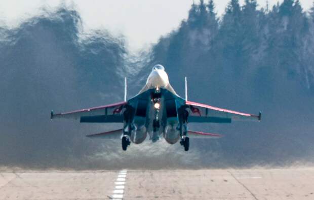 Истребитель Су-35С пилотажной группы "Русские витязи" Сергей Бобылев/ТАСС