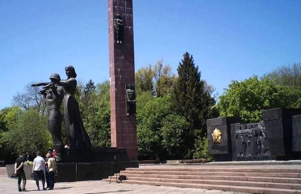 Во Львове снесут Монумент Славы Во Львове снесут Монумент Славы
