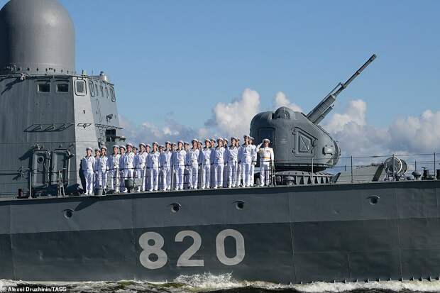 Ракетный катер "Чувашия" (проект 1241) на Кронштадтском рейде в преддверии военного парада в День Военно-Морского Флота России