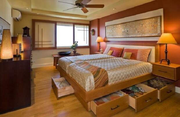 Оптимальное и оригинальное решение хранить вещи под кроватью, что оптимизирует пространство.