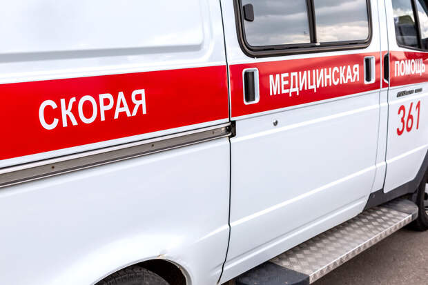 В Петербурге автомобиль скорой помощи опрокинулся после аварии