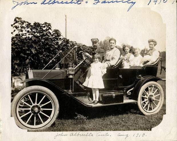 Джон Альбрехт и семья в автомобиле Halladay, август 1910 винтажные фото, история, олдтаймер, ретро, ретро авто, ретро фото, старина, фото