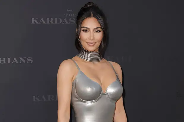 Ким Кардашьян с семьей и бойфрендом Питом Дэвидсоном посетила премьеру своего нового реалити-шоу