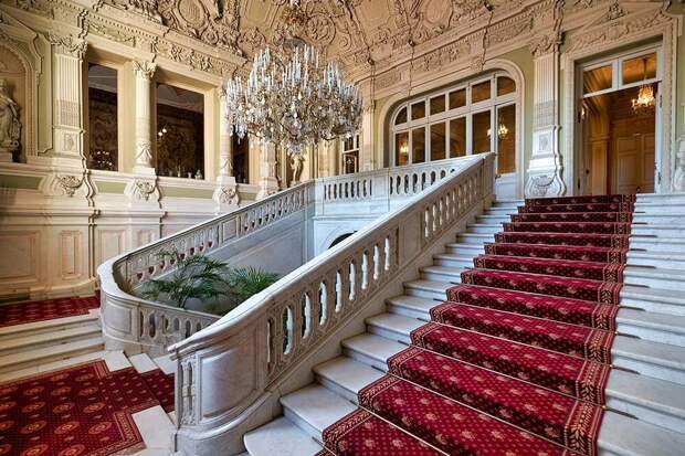 Гостей встречает парадная лестница. Уже по ней видно, какими роскошными окажутся интерьеры дворца. Источник: marcobrivio.photo / Shutterstock