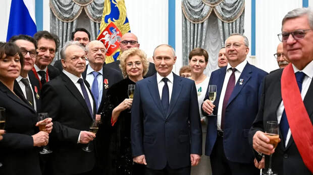Путин в Кремле вручил госнаграды Захаровой, Михалкову, Спивакову и Канделаки