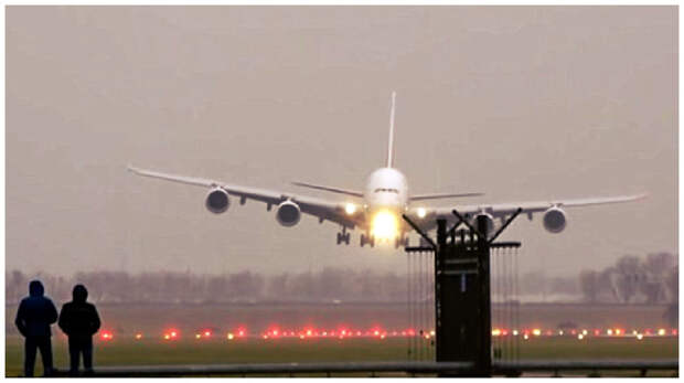 В интернет выложили видео посадки двух самолетов при сильном ветре в Амстердаме видео, посадка самолета, самолеты