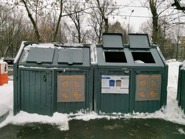 Жители дома в Янтарном проезде не смогли выбросить мусор из-за закрытого контейнера