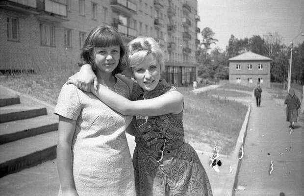 Девушки фотографируются на память во дворе дома Сергей Кочеров, июнь - август 1968 года, г. Красногорск, из архива Андрея Яночкина.