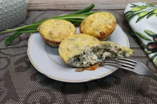 Маффины с куриной грудкой, зеленью и сыром