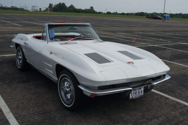 Corvette был первым чистокровным американским спортивным автомобилем.
