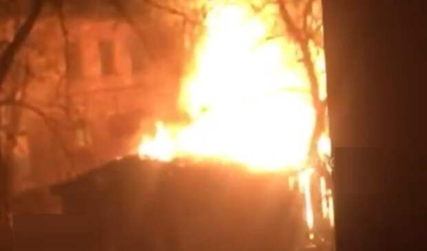 «Были полицейские»: мощный пожар случился посреди города в ночное время в Приморье