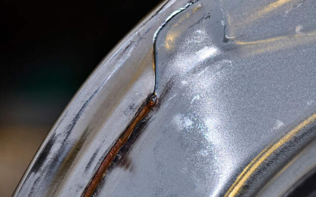 Volkswagen Tiguan: лазерной пайкой соединяют боковину с обрамлением проема пятой двери. Пока пропаивают только относительно прямые швы.