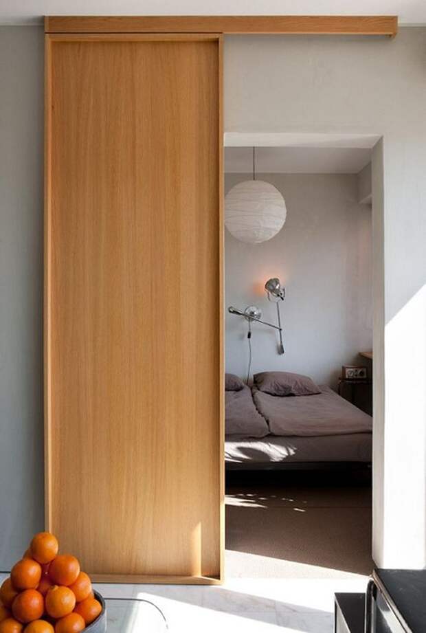 Красивое решение для того чтобы преобразить интерьер спальной при помощи оригинальной раздвижной двери.