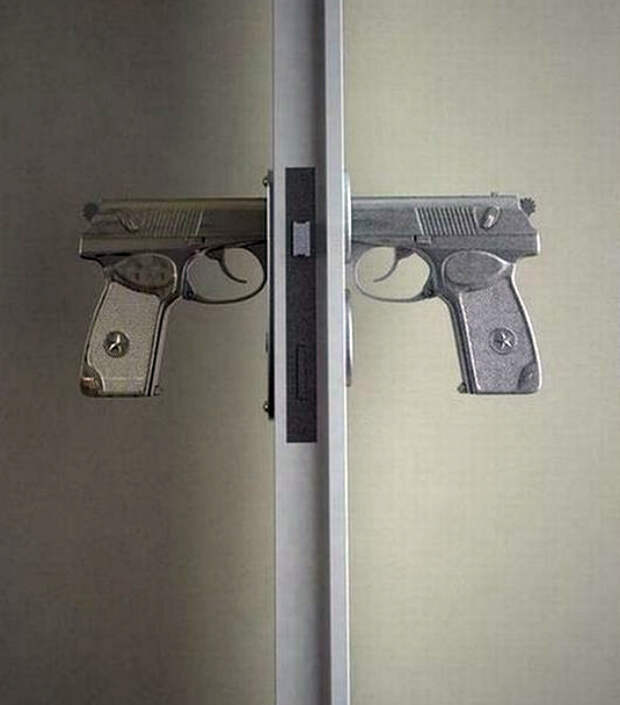 Дверная ручка в виде пистолетов.