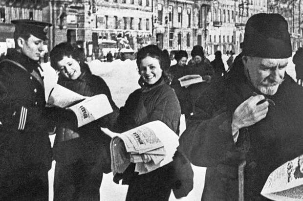 Ленинградцы читают номер газеты «Правда» с сообщением о прорыве блокады. Январь 1943 г.