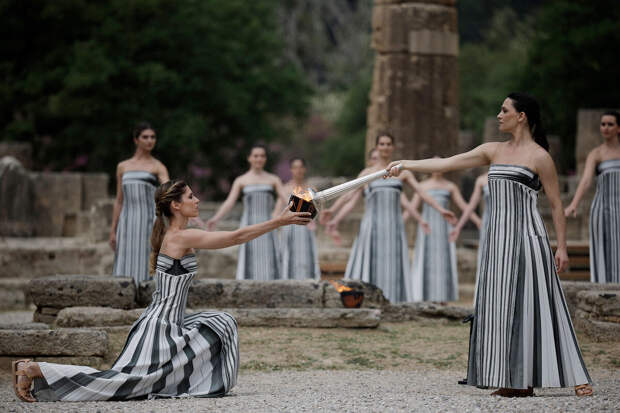 Олимпийский огонь для Игр в Париже зажгли в Греции
