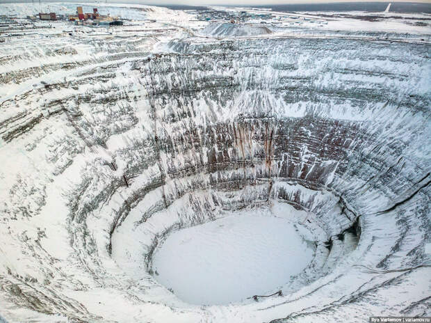 Как якутский город живет с ОГРОМНОЙ дырой в земле (ФОТО)