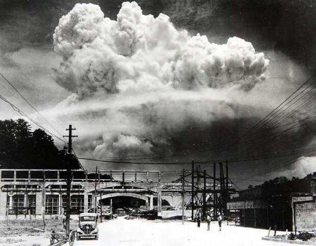 Взрыв атомной бомбы, снятый с земли на расстоянии 9,6 км от Нагасаки.