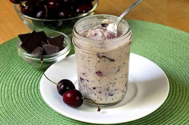 овсянка с вишней и шоколадной крошкой
