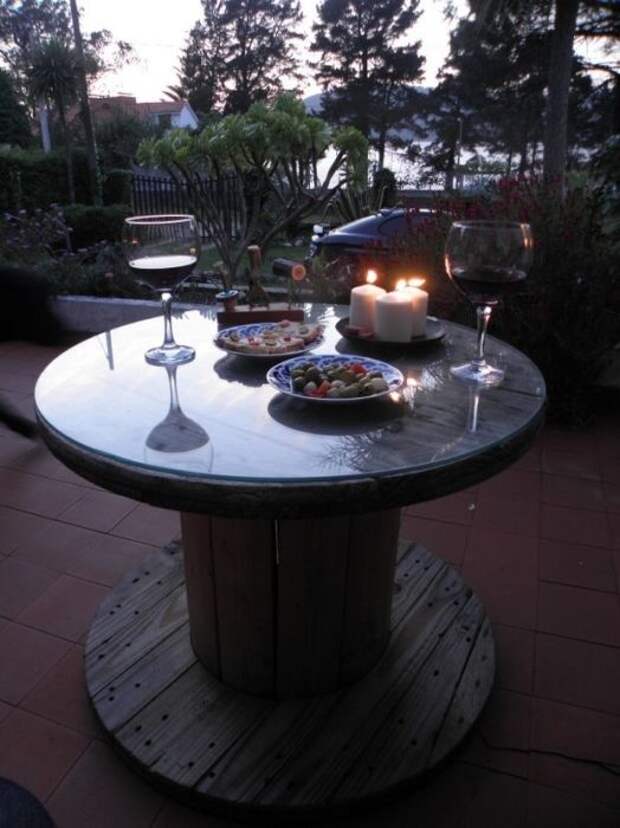 Журнальный столик из деревянной катушки для романтического ужина.