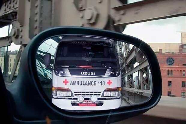 Почему на многих машинах скорой помощи надпись задом наперёд?
