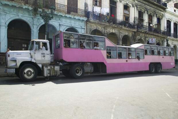 Еще несколько лет назад  на улицах Гаваны между допотопными американскими автомобилями лавировали автобусы-верблюды. Так кубинцы называть тягачи с «горбатым» вагоном на прицепе, куда в час пик помещалось сильно за сотню пассажиров