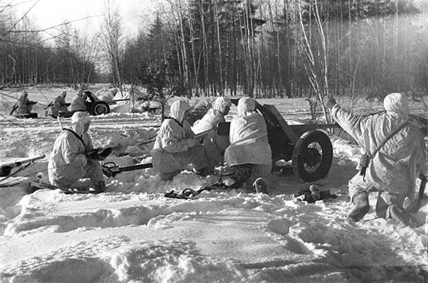 Битва за Москву. Декабрь 1941 года. Артиллерийские расчеты ведут бой в подмосковном лесу.