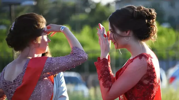 В Госдуме предложили перенести выпускные