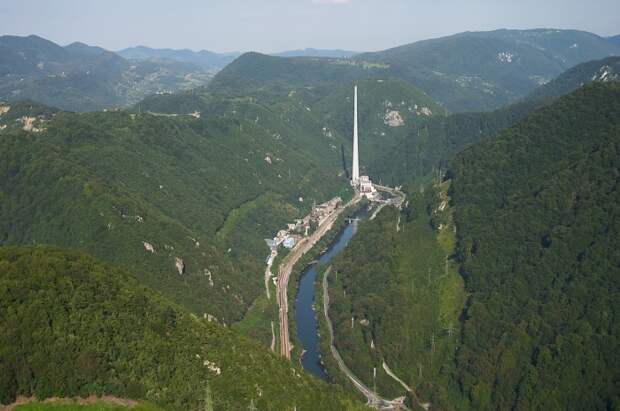Самая высокая в Европе дымовая труба (12 фото)