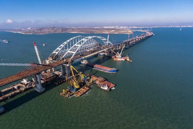 Строители продолжают возведение железнодорожной части Крымского моста. Фото: most.life
