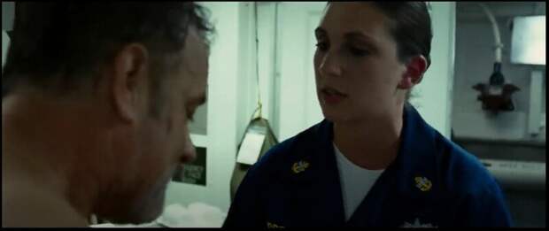 В фильме "Капитан Филлипс" (2013) медик, которого сыграла Даниэль Альберт, на самом деле врач военно-морского флота. Ей сказали действовать так, будто это обычные военные учения, поэтому большая часть была импровизацией