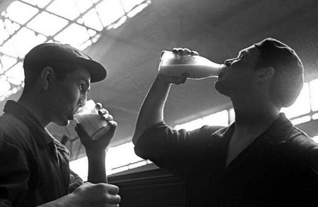 Рабочие устроили небольшой перекус-одна стеклянная бутылка молока на двоих. 1960 год.