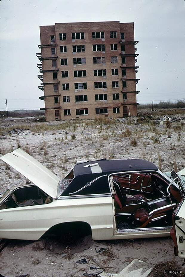 Останки Форд Тандербёрд на фоне заброшенного здания. Бризи-Поинт, Куинс, 1973 год. история, люди, приколы, факты, фото