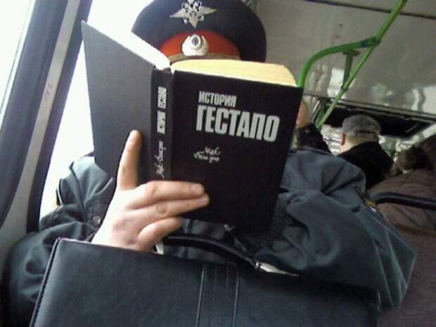 5. У всех свои интересы в общественном транспорте, книги, люди все еще читают, фото, юмор