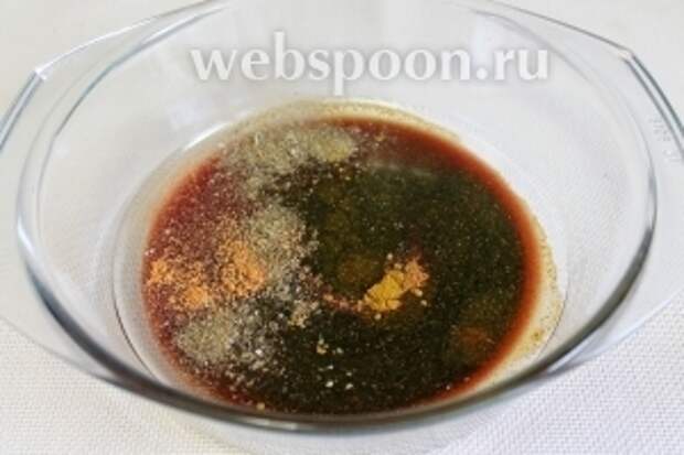 Приготовим маринад, смешав все компоненты, кроме курицы.