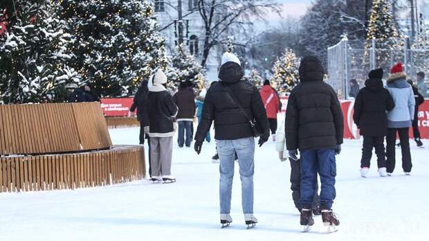 Главный каток на площади работает последнюю неделю