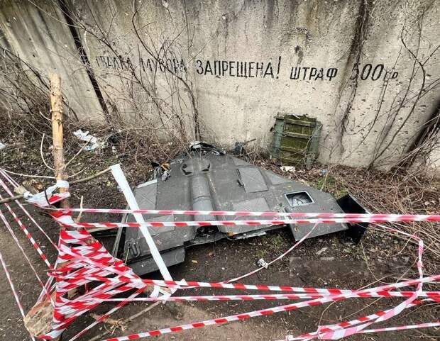 Суровый Донецк. Пока ещё необезвреженный вражеский беспилотник. https://t.me/webmoney_dn/316135