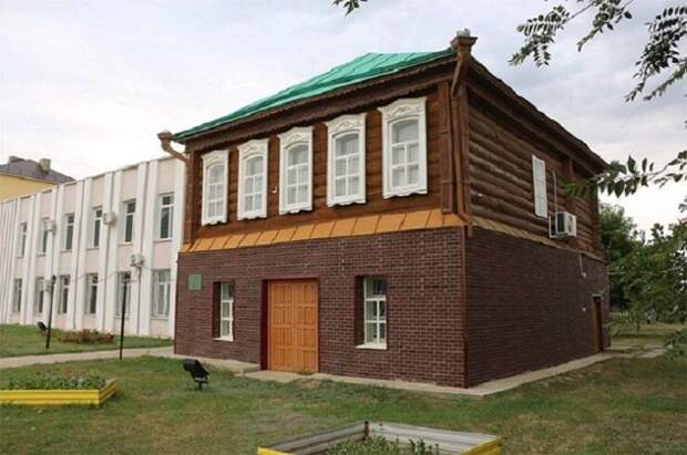 Здание, в котором располагался штаб дивизии в Лбищенске (сейчас - Чапаев)
