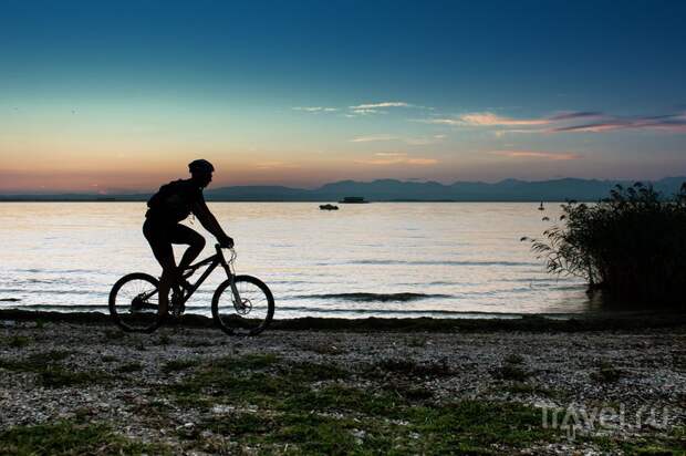 Велосипедист на озере Гарда в Италии