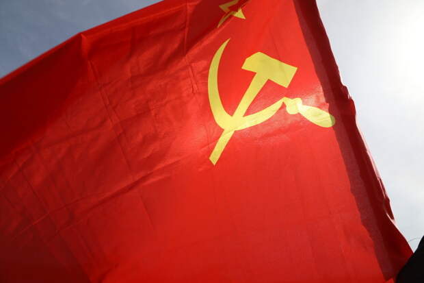 Активисты подняли Знамя Победы на вершину пика Путина