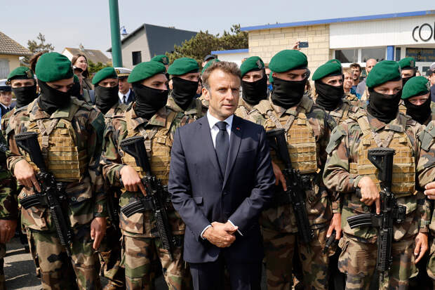 Макрон: Франция передаст Украине истребители и обучит тысячи солдат